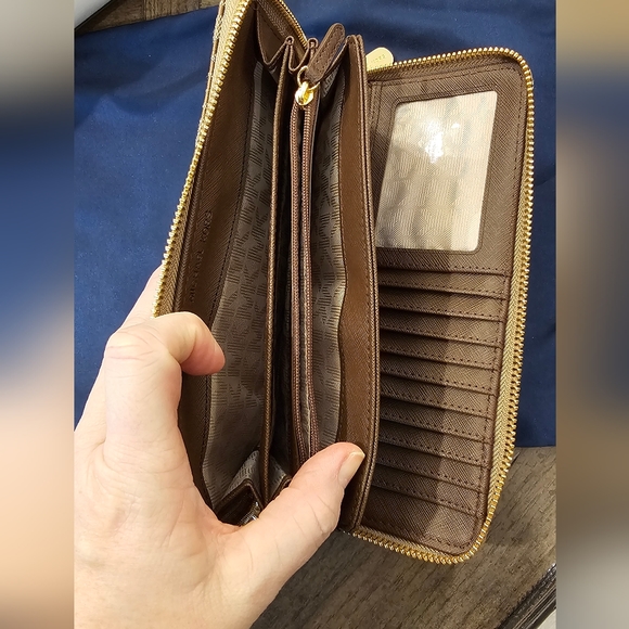 STUNNING MICHAEL KORS GOLD/BROWN ZIP AROUND MONOGRAM WALLET - Picture 5 of 10